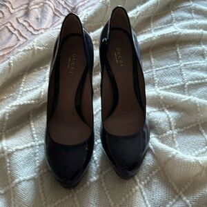 Never worn Gucci heels -